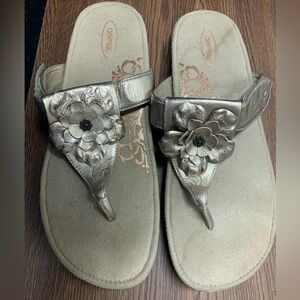 Aetrex Emily gold leather Velcro closure memory foam sandals. Size 10